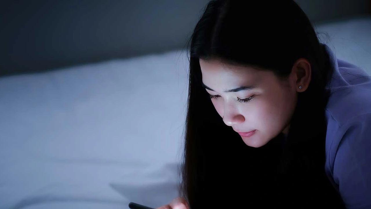 why-you-should-turn-off-mobile-data-before-sleep