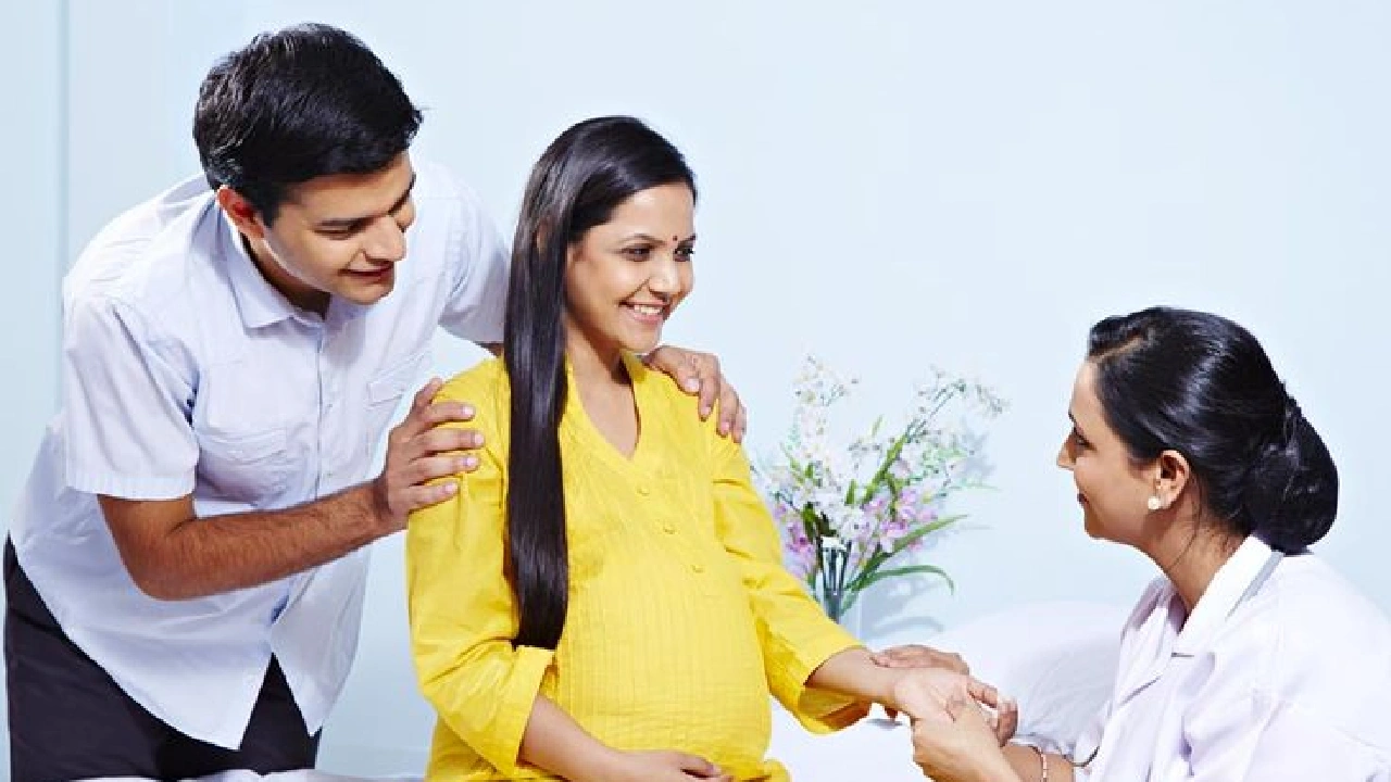 surat-rander-health-center-cleaner-checkup-pregnant-women-viral-video