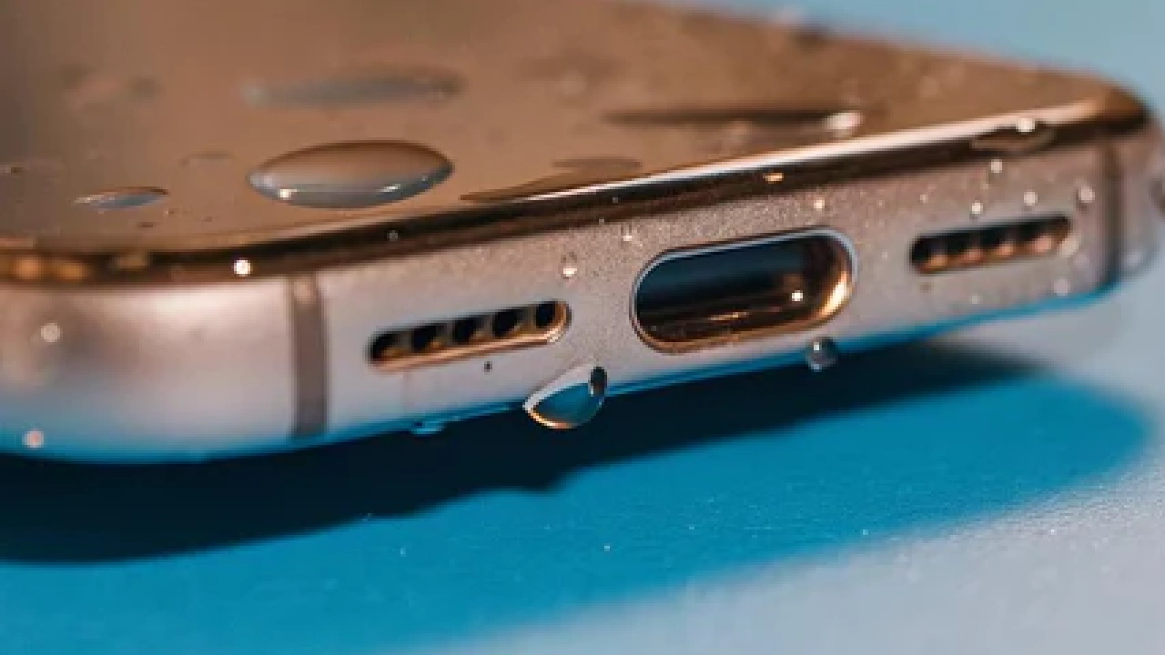 wet-phone-charger-rain-safety-tips