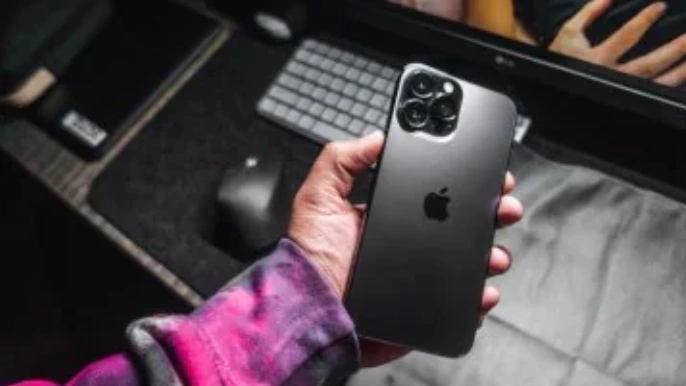 shah-rukh-khan-iphone-16-pro-phone-details